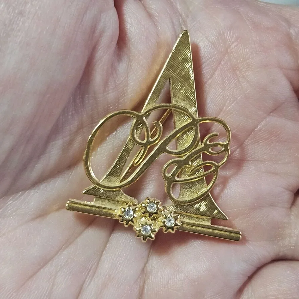 Avon gold tone presidential club honor brooch